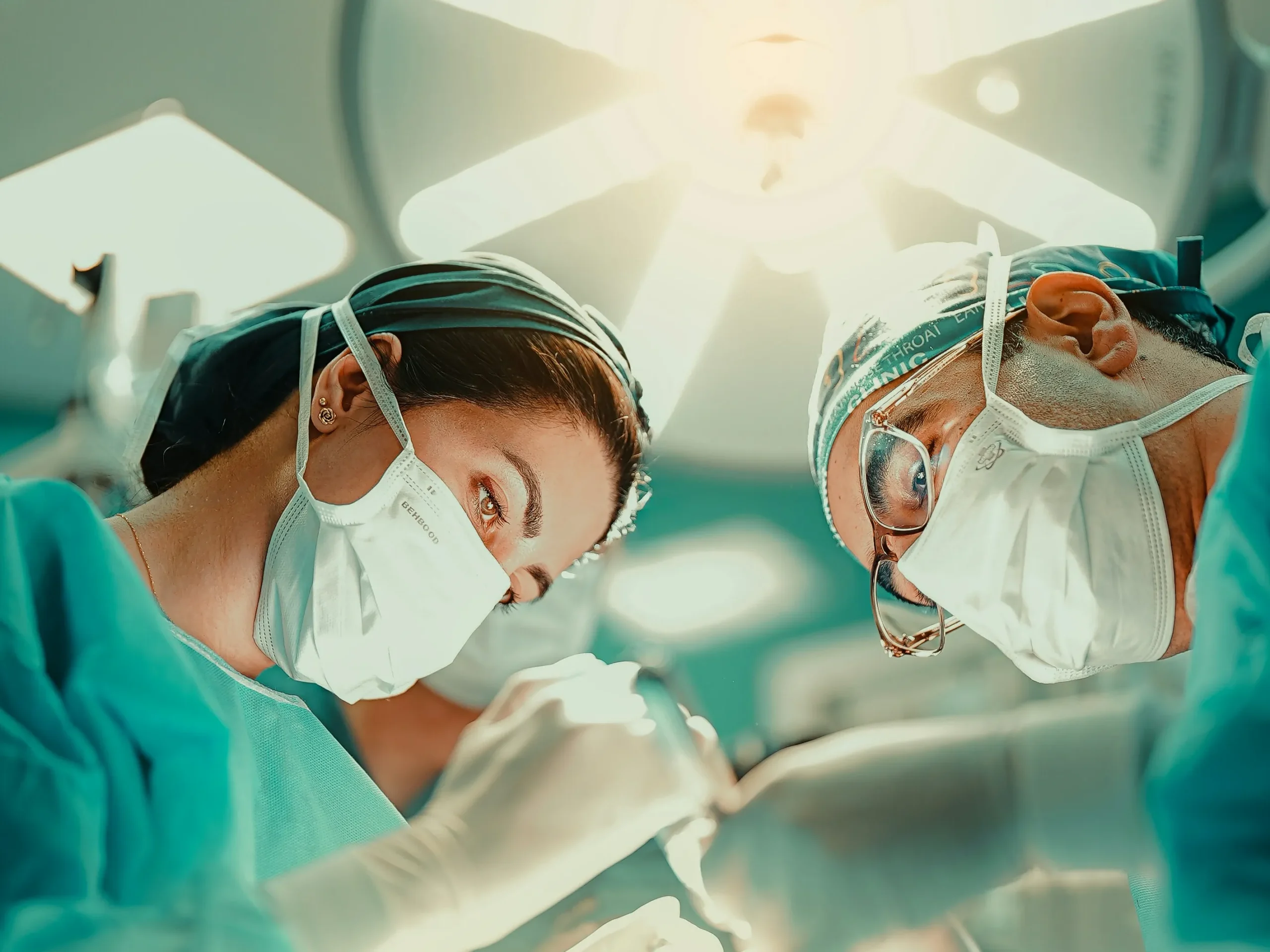 Médicos profesionales en clínica luminosa, reflejando acceso a atención médica de calidad.