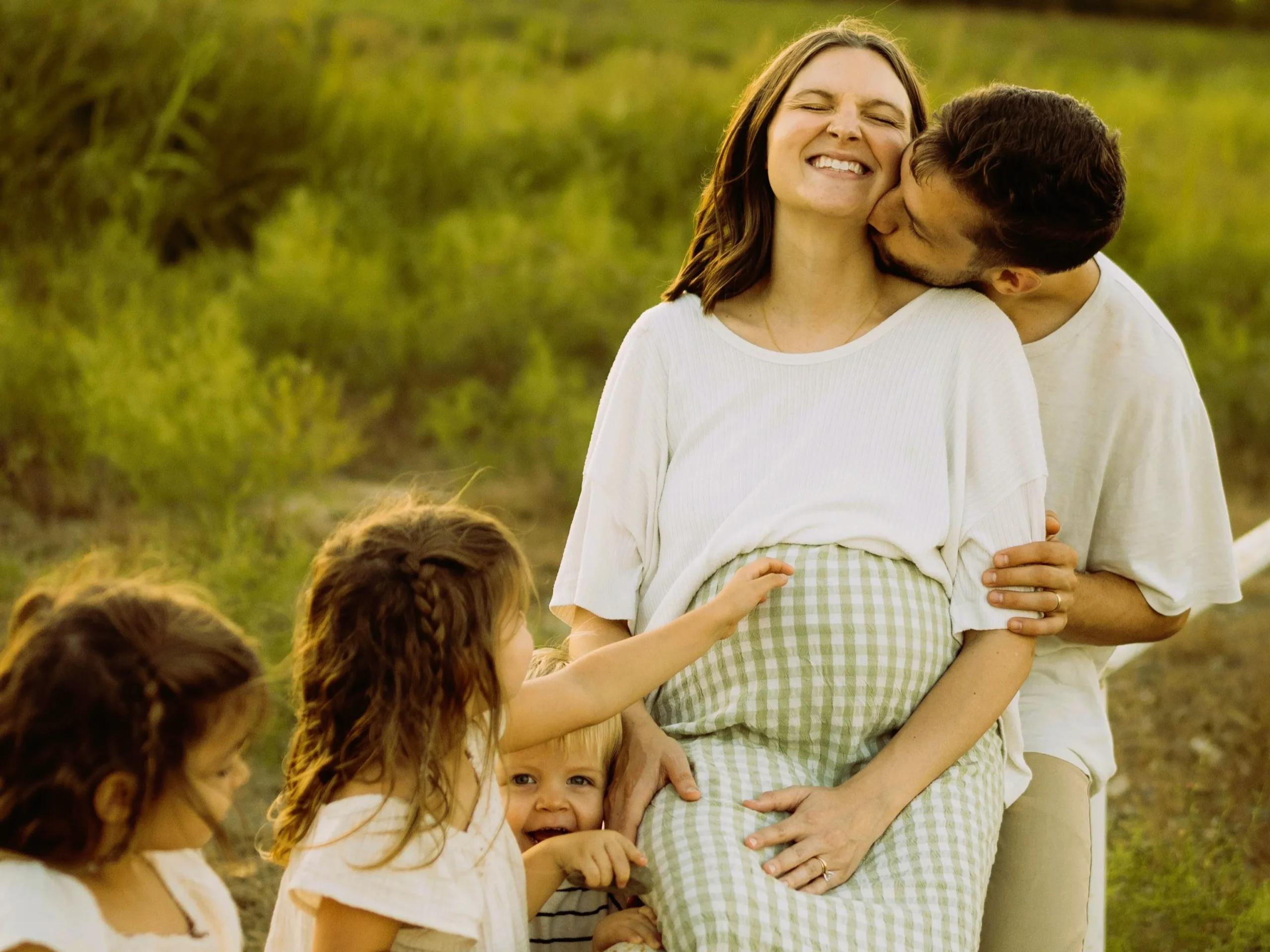 Familia moderna sonriendo en ambiente cálido, simbolizando seguridad y estabilidad patrimonial.